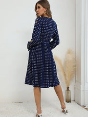 V-Ausschnitt, plissiertes blaues Polka-Dot-Kleid 