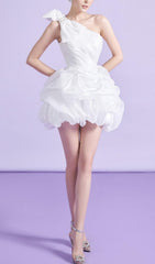 Weißes Minikleid mit One-Shoulder-Schulter und Schleife