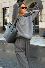 Klassischer, einfarbiger Strickpullover mit Rundhalsausschnitt und lockerer Passform