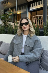 Kurze, lockere Freizeitjacke aus Wildleder, Wollstil