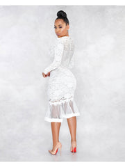 Kleid mit V-Ausschnitt, langen Ärmeln und Meerjungfrauensaum aus Spitze 