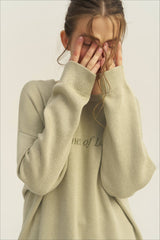 Schmal geschnittener, vielseitiger Strickpullover mit grafischem Buchstabenprint