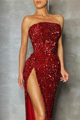 Paillettenbesetztes, hochgeschlitztes, trägerloses Partykleid mit schulterfreiem Ausschnitt