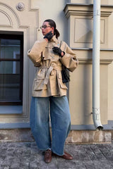 Eleganter, taillierter Trenchcoat mit Reversgürtel