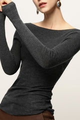 Minimalistische, schulterfreie, schmal geschnittene Wollbluse als Basisschicht