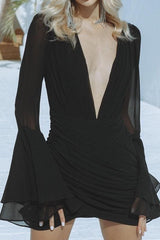 Langärmeliges, figurbetontes Partykleid mit V-Ausschnitt und ausgestellten Ärmeln