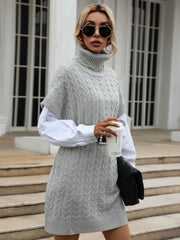 Einfarbiges Strickkleid mit hohem Kragen 