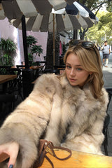 Kurzer, flauschiger, warmer Mantel aus Kunstfuchsfell mit Stehkragen