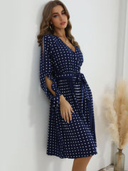 V-Ausschnitt, plissiertes blaues Polka-Dot-Kleid 