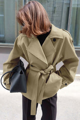 Locker geschnittener Trenchcoat mit Reverskragen und Taillenband – ein schicker Designer-Trenchcoat