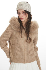 Schmal geschnittener, kurzer Strickcardigan mit flauschigem Kragen und Kapuze