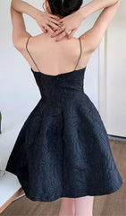 Schwarzes Minikleid mit Trägern