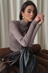 Eleganter Rollkragenpullover mit offenem Strickmuster
