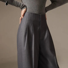 Drapierte, eng anliegende Hose mit weitem Bein