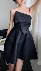 Schwarzes Minikleid mit Trägern