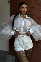 Transparente Bluse mit Laternenärmeln, Kragen und Rüschen