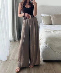Satinhose mit Gürtel, weitem Bein und Taschen