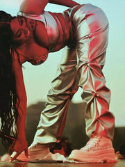 Hose mit niedrigem Bund und gestapeltem Kunstleder