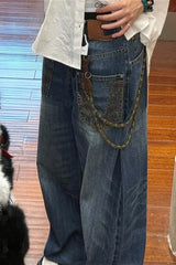 Lässige, dekonstruierte, bestickte Jeans mit weitem Bein