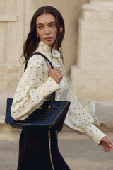 Schmale, elegante Bluse mit Polka-Dots, Kragen und Bindeband