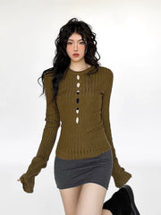 Top mit Cut-out-Rippstrick und Glockenärmeln