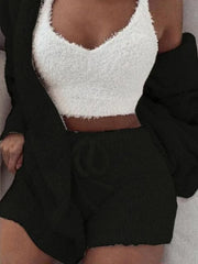 Gemütliches Strickset: Crop-Top, Shorts, langer Mantel