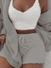 Gemütliches Strickset: Crop-Top, Shorts, langer Mantel