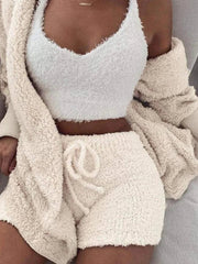 Gemütliches Strickset: Crop-Top, Shorts, langer Mantel