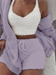 Gemütliches Strickset: Crop-Top, Shorts, langer Mantel