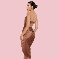 Trägerloses, ärmelloses, figurbetontes Midikleid mit Rüschen HI1250