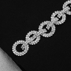 Ärmelloses Mini-Bandagenkleid mit einem Träger und Strassapplikationen