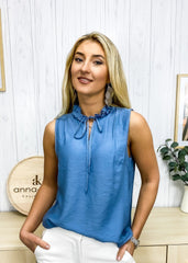 Bluse mit Falten an den Schultern und Rüschenkragen