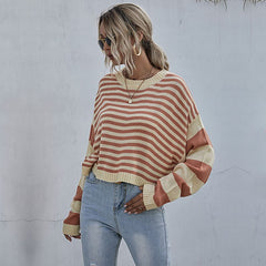Gestreifter Herbstpullover mit überschnittenen Schultern 