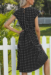 Kleid mit Polka-Dots und kurzen Ärmeln