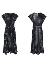 Kleid mit Polka-Dots und kurzen Ärmeln