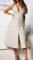 Kleid mit tiefem Ausschnitt und maritimen Streifen