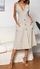 Kleid mit tiefem Ausschnitt und maritimen Streifen