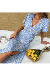 Kleid mit Blumenknöpfen und Schlitz