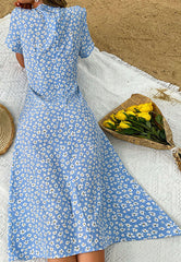 Kleid mit Blumenknöpfen und Schlitz