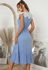 Kleid mit Schleifenkragen und Muschelspitze