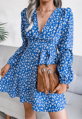 Blumenkleid mit tiefem Ausschnitt und langen Ärmeln