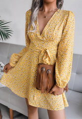 Blumenkleid mit tiefem Ausschnitt und langen Ärmeln