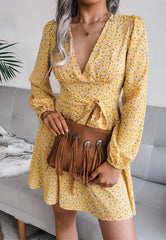 Blumenkleid mit tiefem Ausschnitt und langen Ärmeln