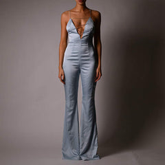 Trägerloser, figurbetonter Jumpsuit mit Strass-Kette