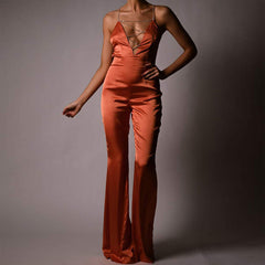 Trägerloser, figurbetonter Jumpsuit mit Strass-Kette