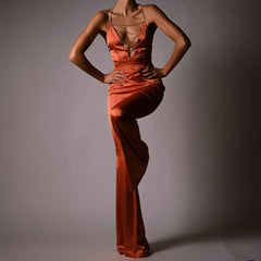 Trägerloser, figurbetonter Jumpsuit mit Strass-Kette