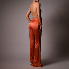 Trägerloser, figurbetonter Jumpsuit mit Strass-Kette