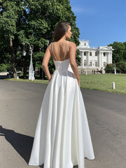 Neckholder-Kleid mit rückenfreiem Oberteil 