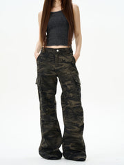 Cargohose mit Camouflage-Print, weitem Bein und vielen Taschen