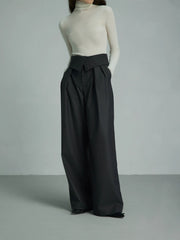 Schwarze, weit geschnittene Hose mit hohem Bund 